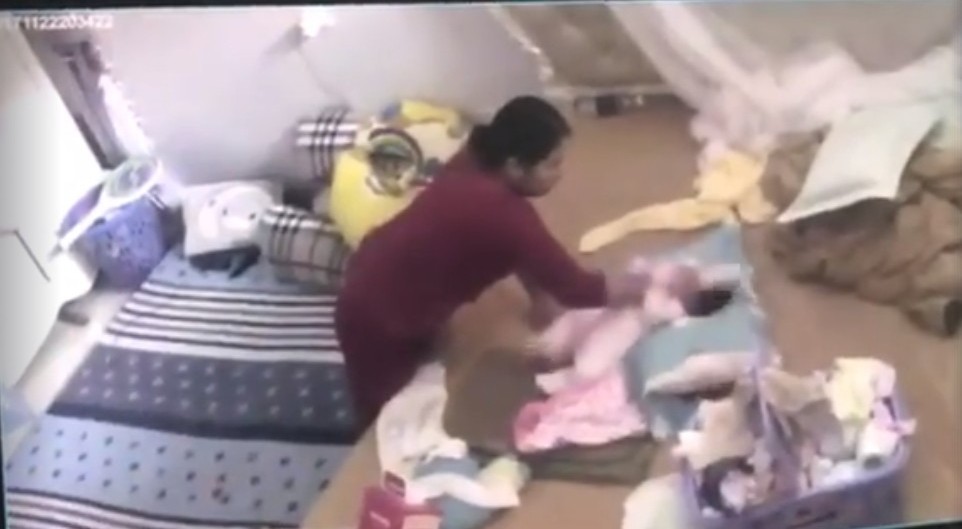 Nóng 24h qua: Bảo mẫu đánh đập, tung hứng bé sơ sinh gây phẫn nộ Nóng 24h qua: Bảo mẫu đánh đập, tung hứng bé sơ sinh gây phẫn nộ