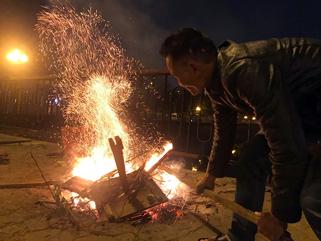 Người Hà Nội đốt lửa sưởi ấm trong đêm rét nhất từ đầu mùa đông - 11