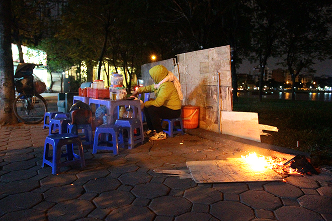 Người Hà Nội đốt lửa sưởi ấm trong đêm rét nhất từ đầu mùa đông - 10