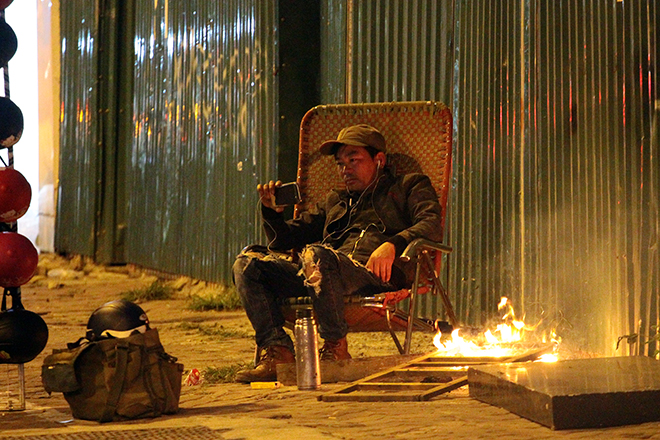 Người Hà Nội đốt lửa sưởi ấm trong đêm rét nhất từ đầu mùa đông - 8