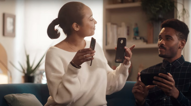 Samsung cười nhạo iPhone, đến lúc Motorola chế giễu Note 8
