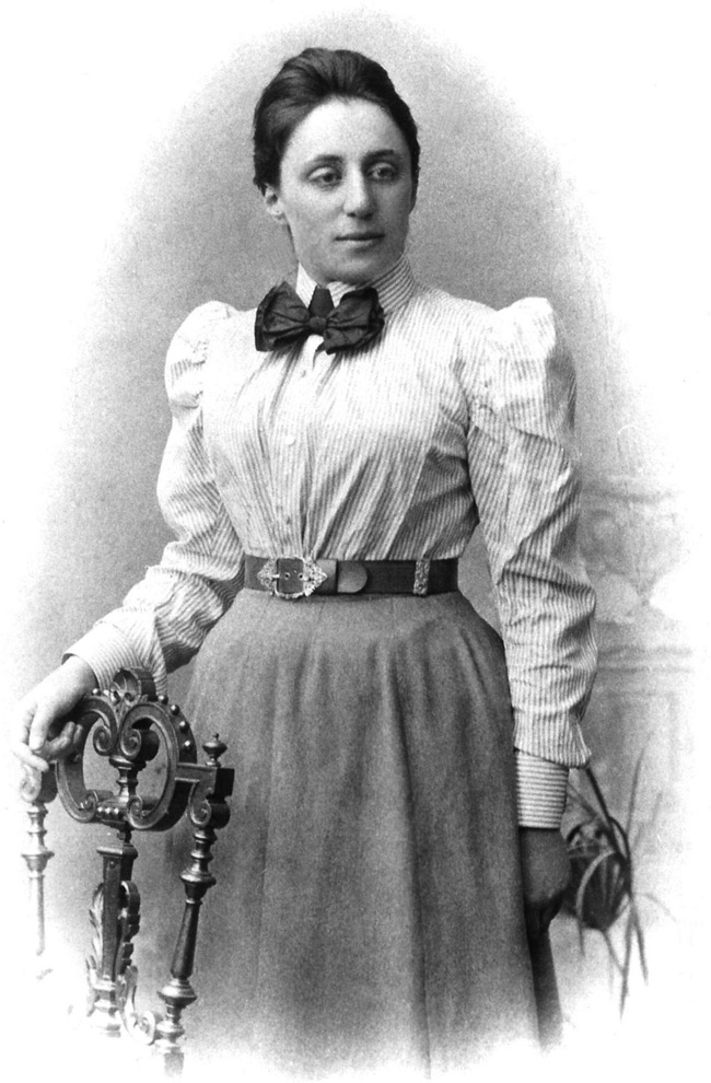 1. Amalie Emmy Noether (Đức, 1882-1935) là nhà khoa học nổi tiếng với những đóng góp cơ bản và đột phá trong lĩnh vực đại số trừu tượng và vật lý lý thuyết. Bà là 1 trong những nhà toán học nữ có nhiều đóng góp nhất trong lịch sử. Tuy nhiên, vào thời điểm bà đang sống, phụ nữ không được chấp thuận bất kỳ 1 vị trí hàn lâm chính thức nào. Bởi vậy, mặc dù được mời gia nhập khoa Toán ở trường Đại học Göttingen, một trung tâm nghiên cứu toán học nổi tiếng thế giới, bà vẫn vấp phải sự phản đối mạnh mẽ của của những người thuộc khoa Triết học và phải giảng dạy 4 năm tại đây dưới tên của Giáo sư Hilbert.