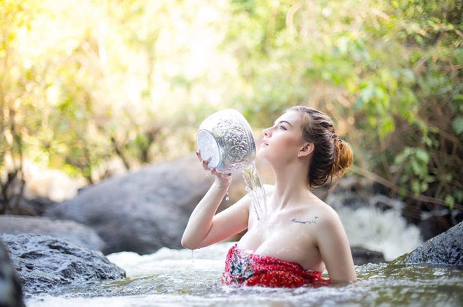 “Nữ thần tắm suối” Thái Lan khoe hình xăm kín bờ vai trắng ngần - 11