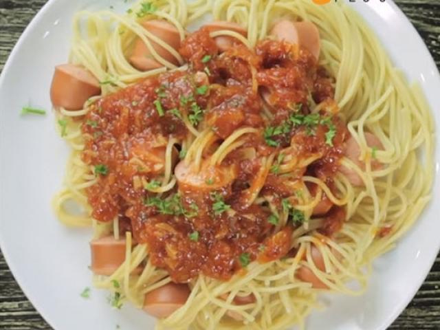 Đổi món với spaghetti xiên xúc xích siêu dễ làm, ăn là nghiện