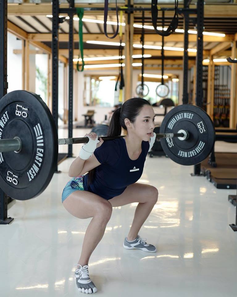 "Chết ngất" rãnh bụng sâu hun hút của gái Thái - 3