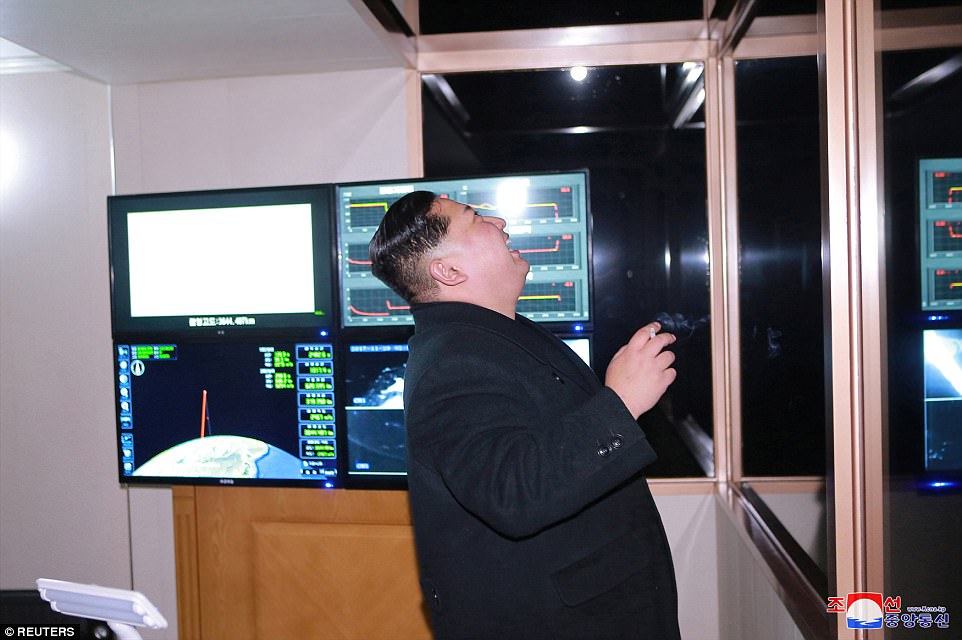Biểu hiện của Kim Jong-un khi thử thành công tên lửa cực mạnh - 2