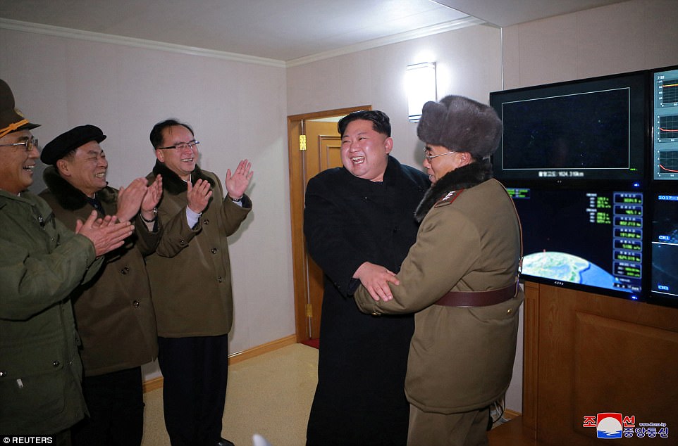 Biểu hiện của Kim Jong-un khi thử thành công tên lửa cực mạnh - 1