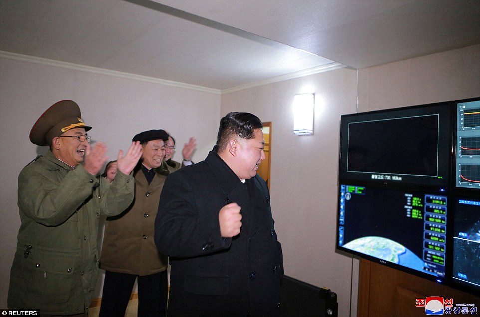 Biểu hiện của Kim Jong-un khi thử thành công tên lửa cực mạnh - 3