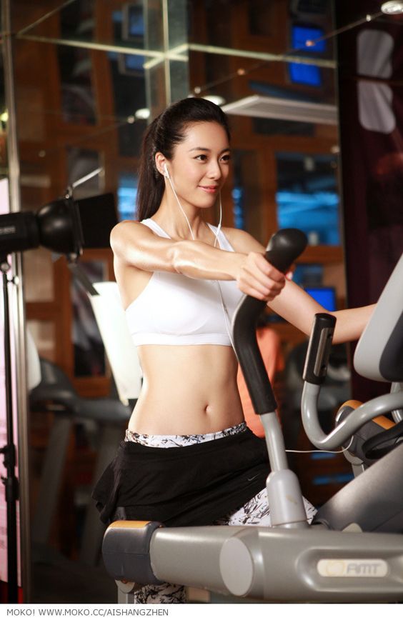 Cặp đôi &#34;siêu vòng 1&#34; xứ Trung quá nóng bỏng khi tập gym - 9