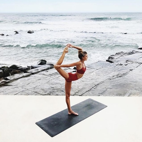 "Mỹ nhân yoga" đẹp phát hờn khi mặc bikini tập luyện - 3