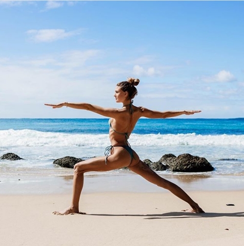 "Mỹ nhân yoga" đẹp phát hờn khi mặc bikini tập luyện - 9