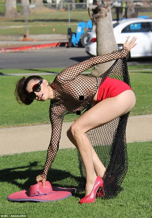 Choáng với mỹ nữ mặc như không, che thân bằng 1 sợi dây bên bãi biển - 5