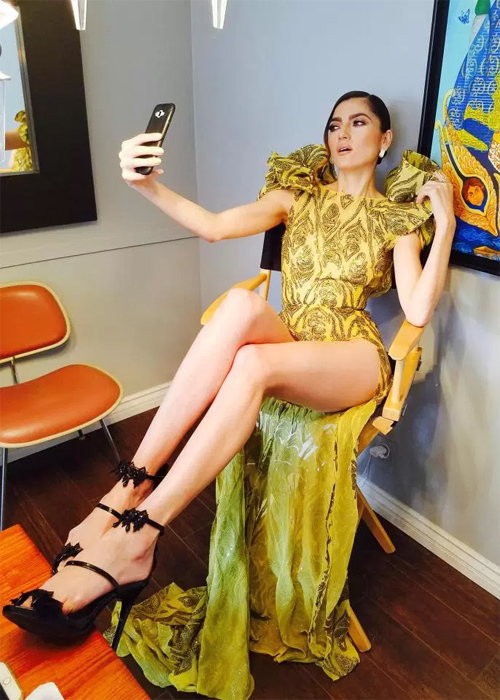 Choáng với mỹ nữ mặc như không, che thân bằng 1 sợi dây bên bãi biển - 7