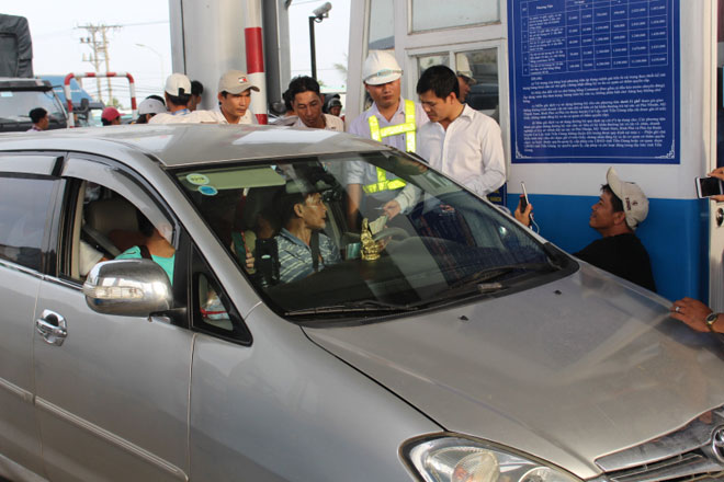 Nóng 24h qua: CSGT “điểm mặt” 14 xe quay vòng gây rối tại BOT Cai Lậy Nóng 24h qua: CSGT “điểm mặt” 14 xe quay vòng gây rối tại BOT Cai Lậy