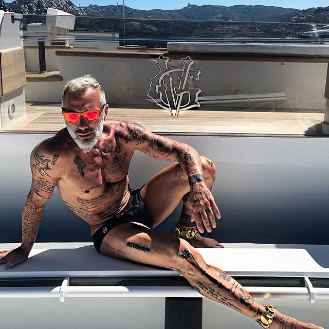 Cơ bụng của "ông chú triệu phú dân chơi" 50 tuổi ăn đứt trai trẻ - 8