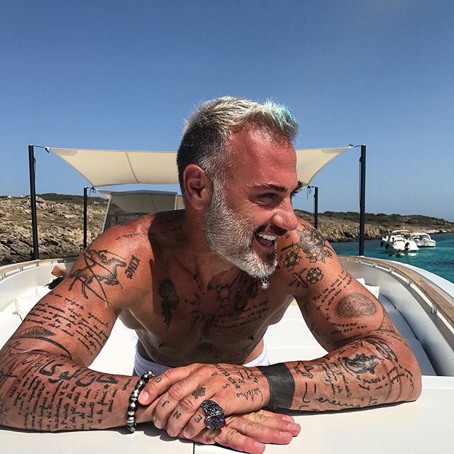 Cơ bụng của "ông chú triệu phú dân chơi" 50 tuổi ăn đứt trai trẻ - 6