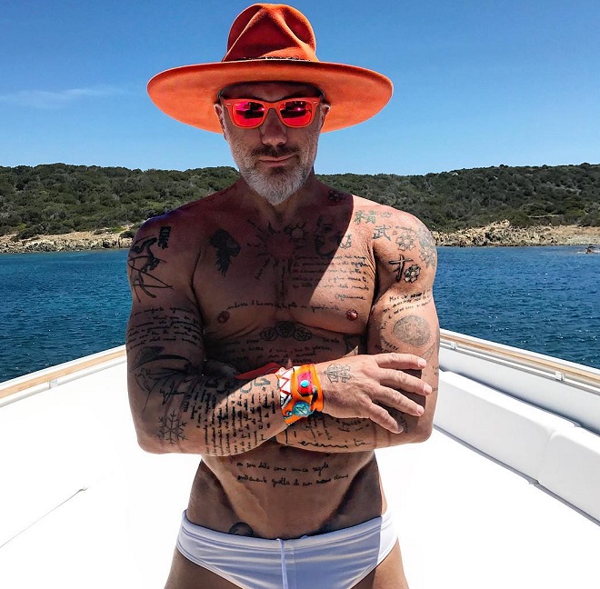 Cơ bụng của "ông chú triệu phú dân chơi" 50 tuổi ăn đứt trai trẻ - 4