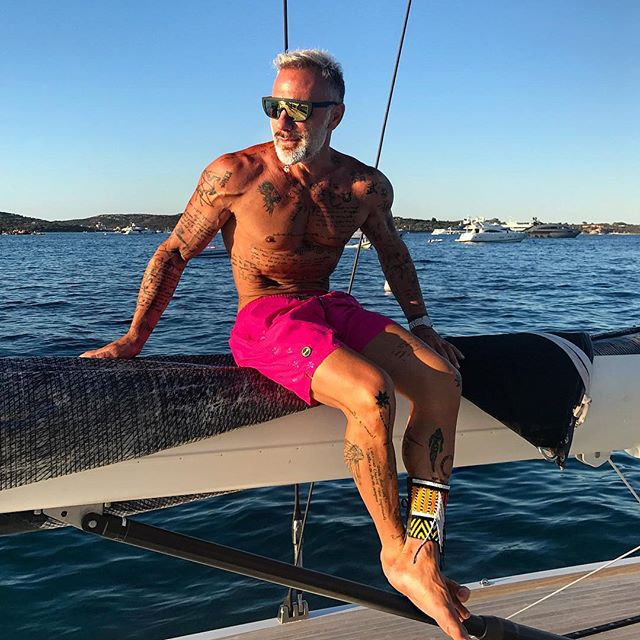 Cơ bụng của "ông chú triệu phú dân chơi" 50 tuổi ăn đứt trai trẻ - 7