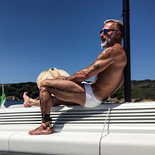 Cơ bụng của "ông chú triệu phú dân chơi" 50 tuổi ăn đứt trai trẻ - 9