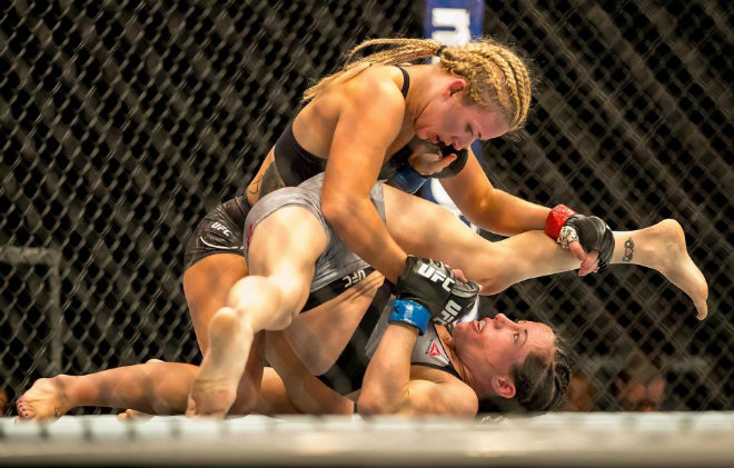 Nhạy cảm: Người đẹp UFC lộ nguyên vòng 1 vì đấm quá hăng Nhạy cảm: Người đẹp UFC lộ nguyên vòng 1 vì đấm quá hăng