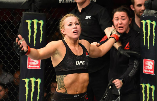 Nhạy cảm: Người đẹp UFC lộ nguyên vòng 1 vì đấm quá hăng - 3