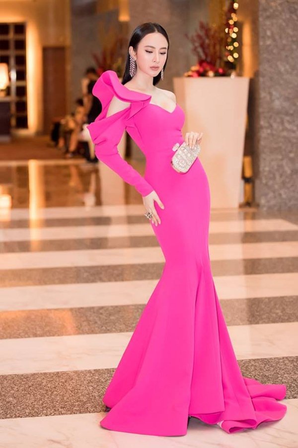 Angela Phương Trinh đẹp nhì tuần với váy "một mất một còn" Angela Phương Trinh đẹp nhì tuần với váy "một mất một còn"