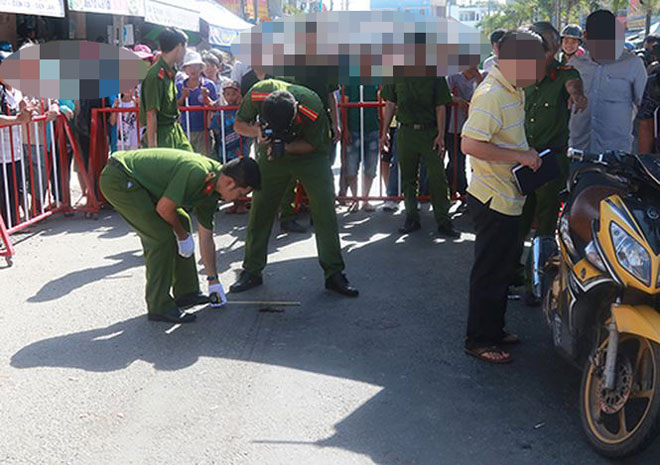 Dừng chờ đèn đỏ, thiếu tá công an bị đánh gãy tay - 1