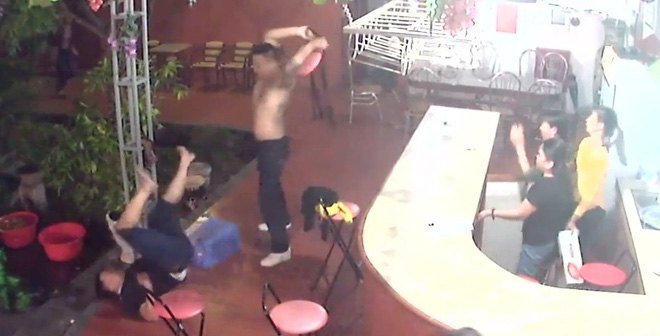 Ra khỏi quán karaoke, nam thanh niên bị tấn công đến chết Ra khỏi quán karaoke, nam thanh niên bị tấn công đến chết