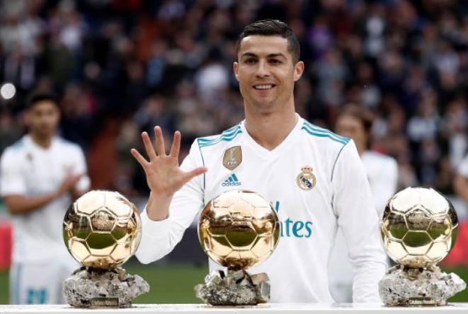 Ronaldo mừng bóng Vàng, ghi cú đúp & chạm mốc 50 Ronaldo mừng bóng Vàng, ghi cú đúp & chạm mốc 50