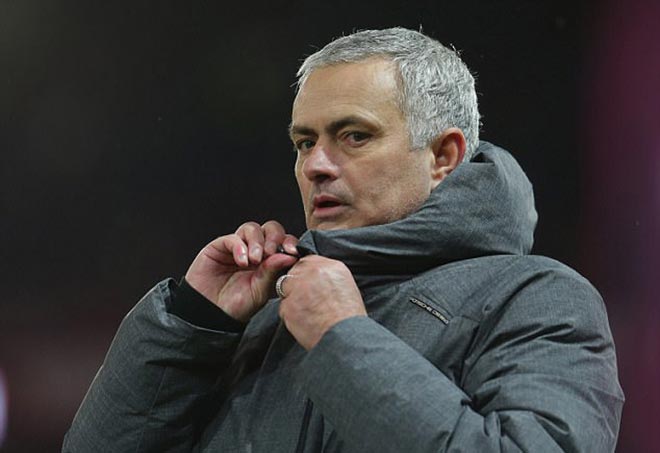 Mourinho cà khịa cầu thủ Man City, bị ném chai nhựa vào đầu Mourinho cà khịa cầu thủ Man City, bị ném chai nhựa vào đầu