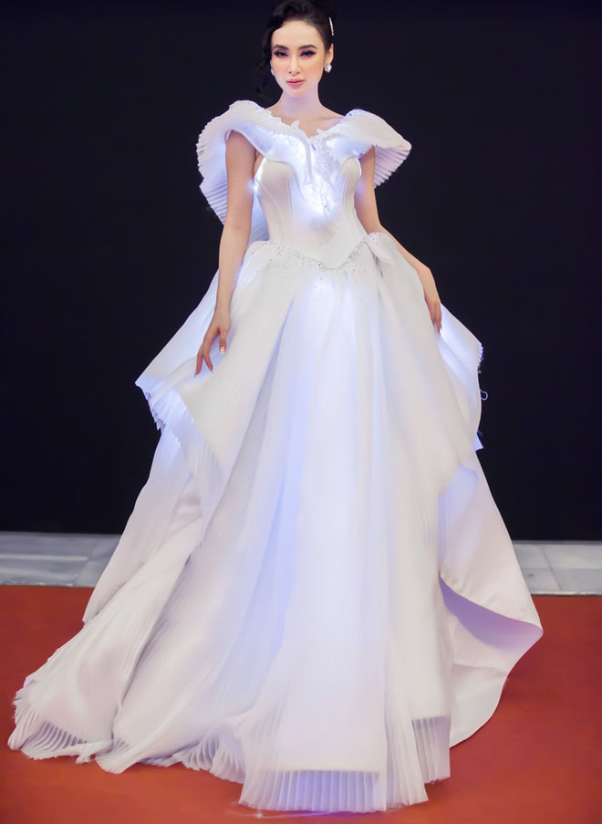 10 bộ cánh "gây bão" thảm đỏ của Angela Phương Trinh năm 2017 - 3