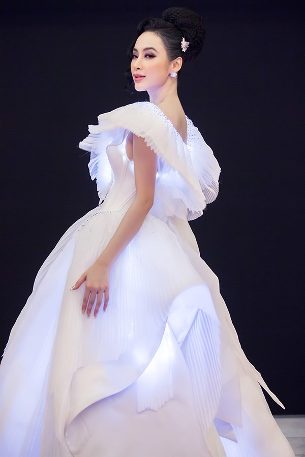 10 bộ cánh "gây bão" thảm đỏ của Angela Phương Trinh năm 2017 - 5