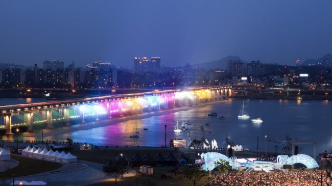 Vẻ đẹp lãng mạn của cây cầu phun nước dài nhất thế giới - 3
