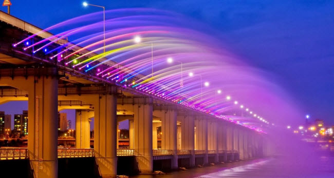 Vẻ đẹp lãng mạn của cây cầu phun nước dài nhất thế giới - 7