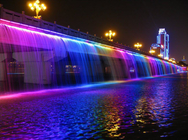 Vẻ đẹp lãng mạn của cây cầu phun nước dài nhất thế giới - 10