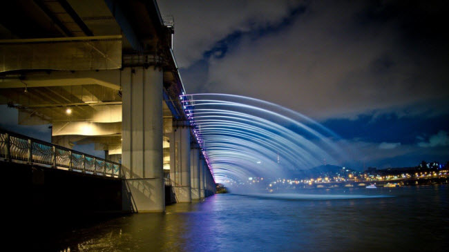 Vẻ đẹp lãng mạn của cây cầu phun nước dài nhất thế giới - 6