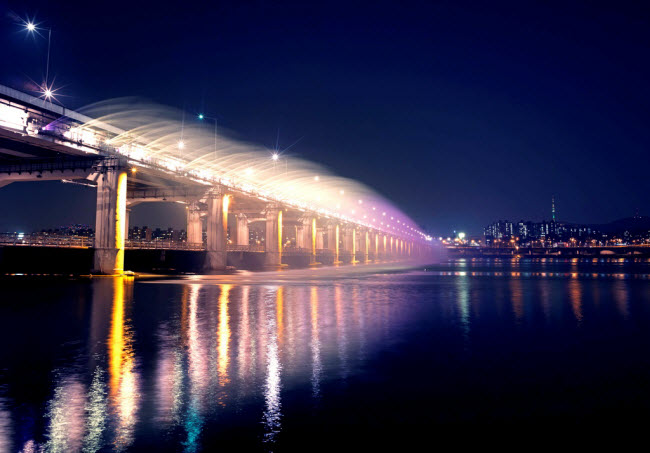 Vẻ đẹp lãng mạn của cây cầu phun nước dài nhất thế giới - 5