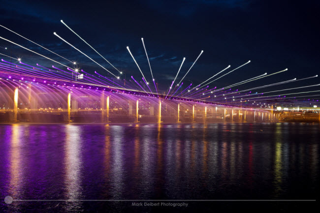 Vẻ đẹp lãng mạn của cây cầu phun nước dài nhất thế giới - 4