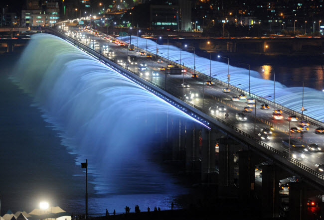 Vẻ đẹp lãng mạn của cây cầu phun nước dài nhất thế giới - 8