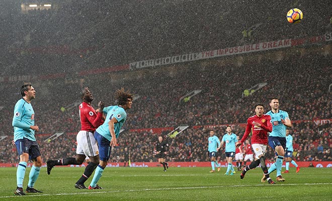 MU - Bournemouth: Siêu sao cất tiếng trong mưa tuyết MU - Bournemouth: Siêu sao cất tiếng trong mưa tuyết