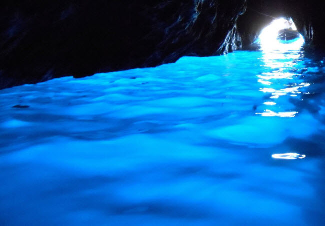Khám phá hang động xanh huyền ảo ở Italia - 4