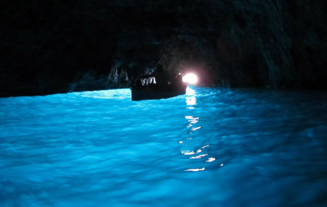 Khám phá hang động xanh huyền ảo ở Italia - 2