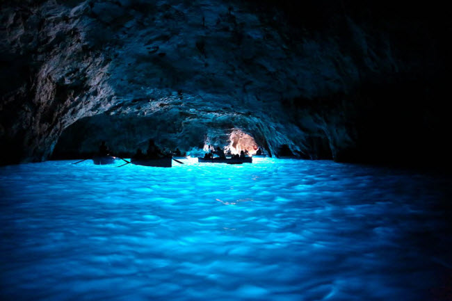 Khám phá hang động xanh huyền ảo ở Italia - 7