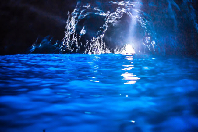 Khám phá hang động xanh huyền ảo ở Italia - 8