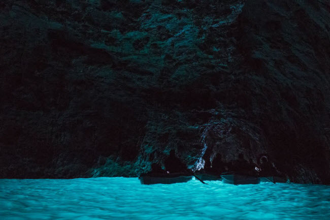 Khám phá hang động xanh huyền ảo ở Italia - 9