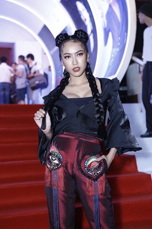 Hết hồn với top 10 bộ váy thảm họa nhất showbiz Việt năm 2017 - 11