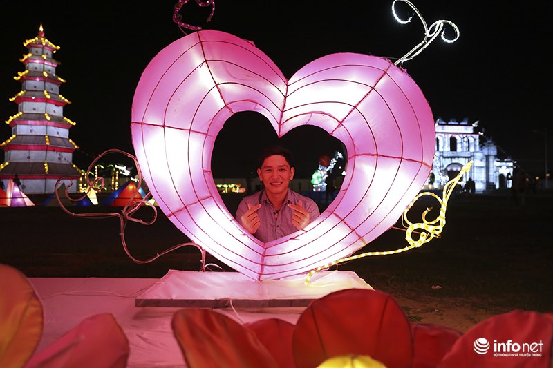 Lung linh sắc màu tại lễ hội đèn lồng lớn nhất TP.HCM - 11