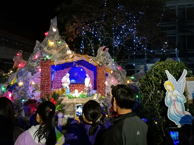 “Kinh đô Công giáo” người chật như nêm trong đêm Noel - 9