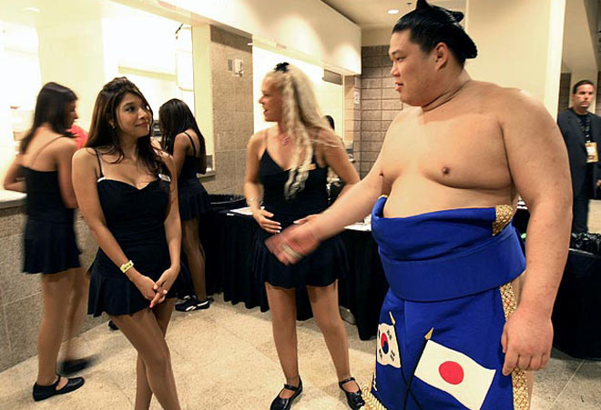 Hàng loạt người đẹp "dâng hiến" cho các VĐV béo 180kg: Cái giá triệu đô - 2