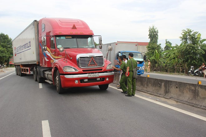 10 năm tù cho tài xế container hất văng CSGT xuống đường, suýt chết - 1